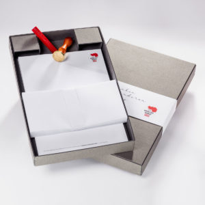 Referenzprojekt KLZTG Kassette Koepfe des Jahres Geschenkbox – Stuelpdeckelschachtel mit Eckenheftung und Inlay.