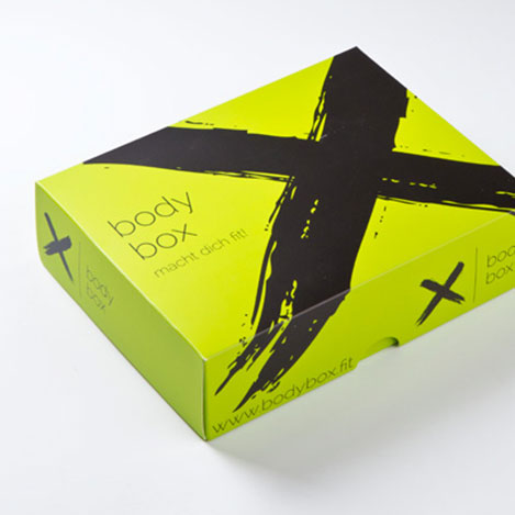 Grafik symbolbild giftgruene kartonbox mit schwarzem x auf dem deckel